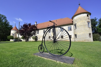 Razstava replik starih koles v parku